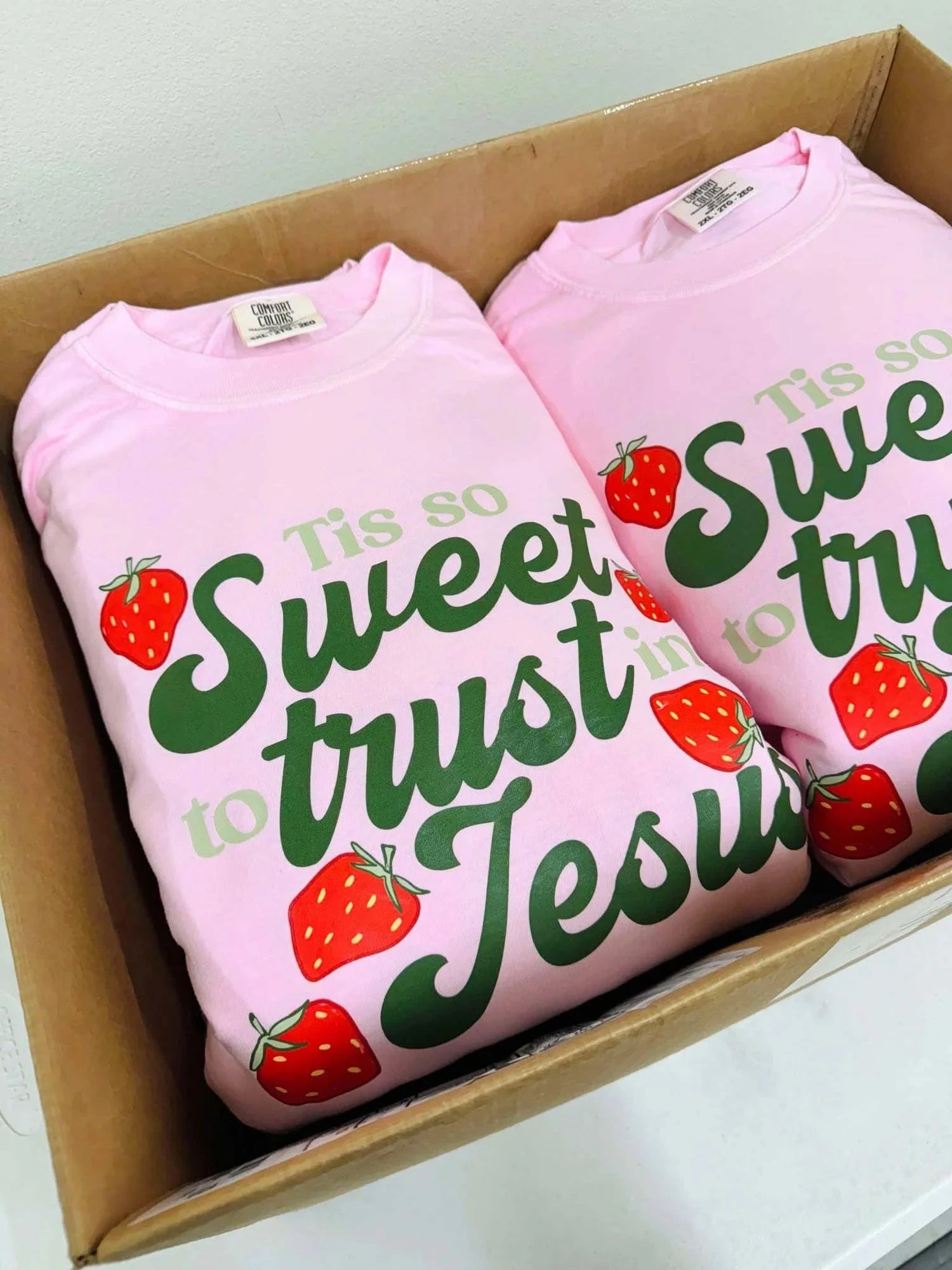 DASH FORWARD Women's Tee Tis So Sweet To Trust In Jesus Strawberry Tee
