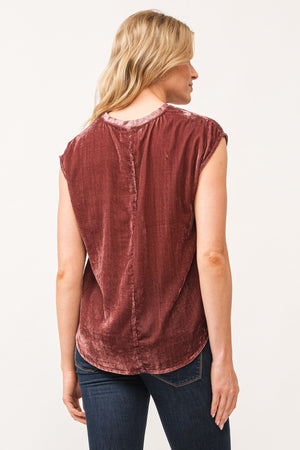 DEAR JOHN DENIM Women's Top Dear John Yanis V-Neck Sleeveless Velvet Top Marron || David's Clothing