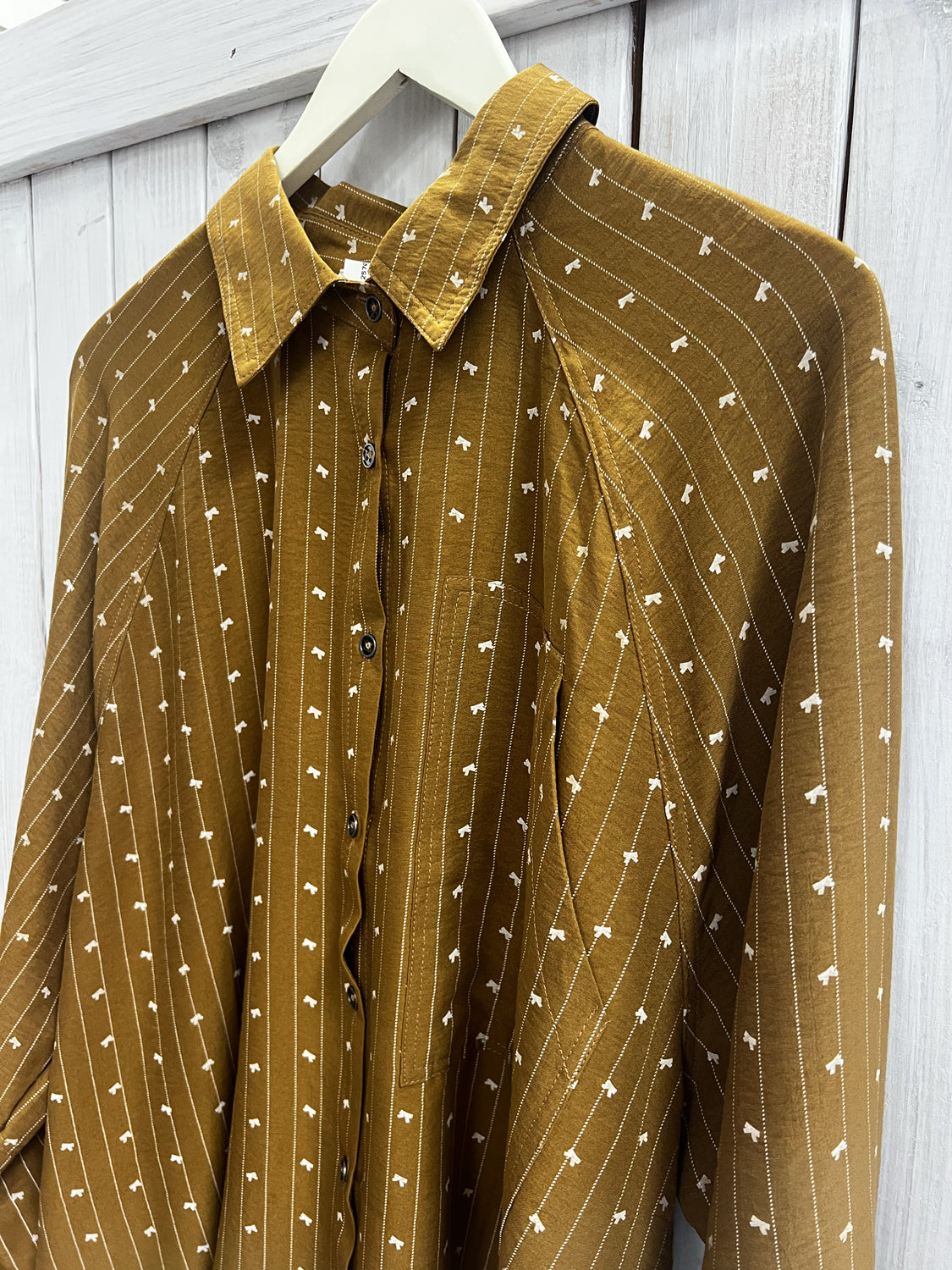 EASEL Women's Top Bow Printed Crepe Button Down Shirt || David's Clothing