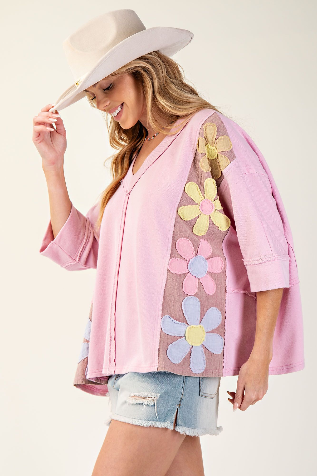 EASEL Women's Top Daisy Patch Mineral Washed Pullover || David's Clothing