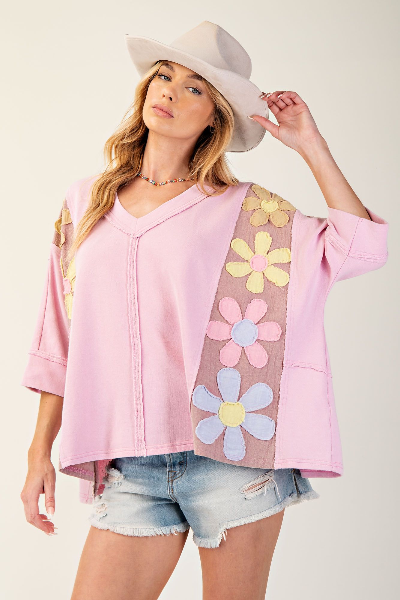 EASEL Women's Top Daisy Patch Mineral Washed Pullover || David's Clothing
