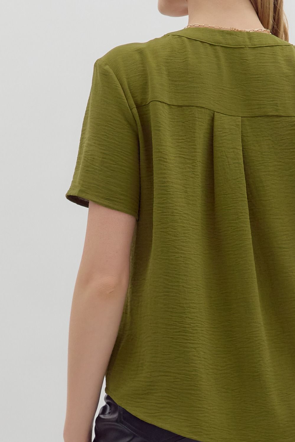 ENTRO INC Women's Top Classic Split V-Neck Short Sleeve Pullover Top || David's Clothing